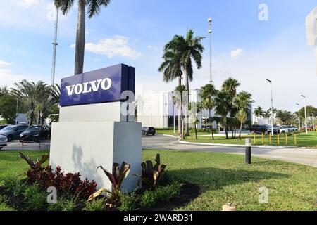 Miami, USA. Januar 2024. MIAMI, FLORIDA - JANUAR 05: Außenansicht eines Verkaufsraums eines Volvo Autohändlers. Volvo erreicht im Jahr 2023 einen neuen weltweiten Umsatzrekord, da die Nachfrage nach Elektrofahrzeugen steigt und am 5. Januar 2024 in Miami, Florida, im Jahr 2023 113.419 Elektrofahrzeuge verkauft wurden. (Foto: JL/SIPA USA) Credit: SIPA USA/Alamy Live News Stockfoto