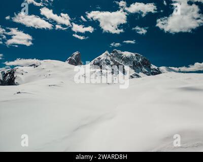 Dieser Blick aus der Vogelperspektive zeigt eine malerische Landschaft einer Bergkette, mit einem Gipfel in der Ferne Stockfoto