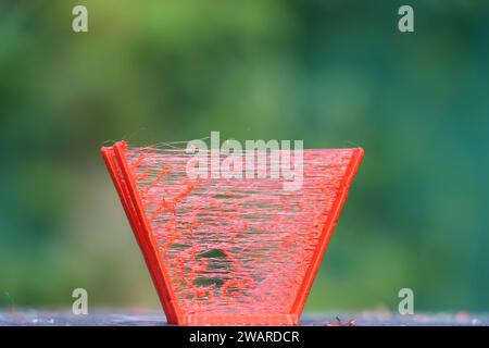 3D-gedrucktes Modell mit einem Problem, das als Stringing bezeichnet wird, das aussieht wie ein dünnes Gewinde, das zwischen zwei Teilen überbrückt Stockfoto