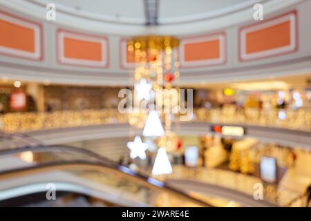 Weihnachtsbeleuchtung und -Dekoration in Big Shopping Mall: Verschwommene Szene Stockfoto