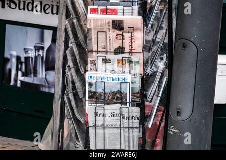 Düsseldorf 06.01.2024 Kiosk Büdchen nationale Zeitungen Zeitschriften Meinungsvielfalt Lesestoff Auflage Zeitungsauflage Auflagenschwund Print Printzeitung IVW-Auflage Pressefreiheit Zeitungsständer Financial Times FT Wochenende The New York Times The Economist die Weltwoche neue Zürcher Zeitung NZZ Auslandspresse Presselandschaft Düsseldorf Nordrhein-Westfalen Deutschland *** Düsseldorf 06 01 2024 Kiosk Büdchen nationale Zeitungen Zeitschriften Meinungsvielfalt Lesematerial Auflage Zeitungsauflage Rückgang Print Print Print Zeitung IVW Auflage Pressefreiheit Zeitung Stand Financial Stockfoto