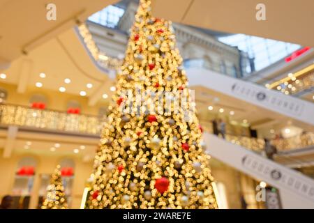 Weihnachten im Einkaufszentrum - Detailansicht mit unscharfem Hintergrund des großen Weihnachtsbaums Stockfoto