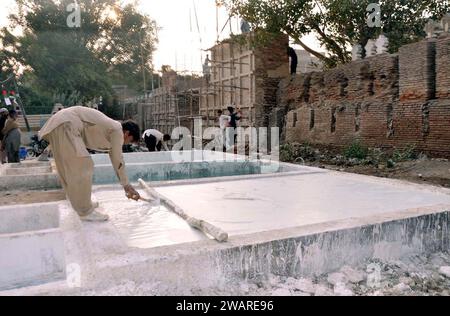 Arbeiter sind am Samstag, den 6. Januar 2024, mit Renovierungs- und Bauarbeiten am Fort Pakka Qila unter der Aufsicht der Sindh-Kulturabteilung in Hyderabad beschäftigt. Stockfoto