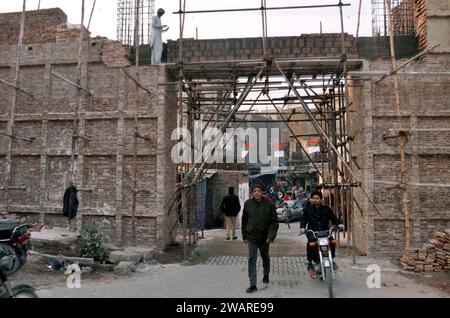 Arbeiter sind am Samstag, den 6. Januar 2024, mit Renovierungs- und Bauarbeiten am Fort Pakka Qila unter der Aufsicht der Sindh-Kulturabteilung in Hyderabad beschäftigt. Stockfoto