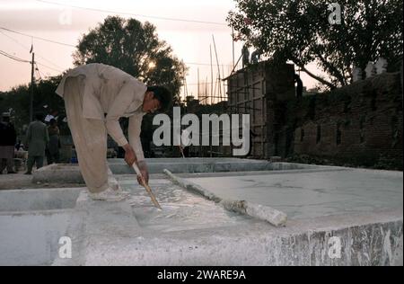 Arbeiter sind am Samstag, den 6. Januar 2024, mit Renovierungs- und Bauarbeiten am Fort Pakka Qila unter der Aufsicht der Sindh-Kulturabteilung in Hyderabad beschäftigt. Stockfoto