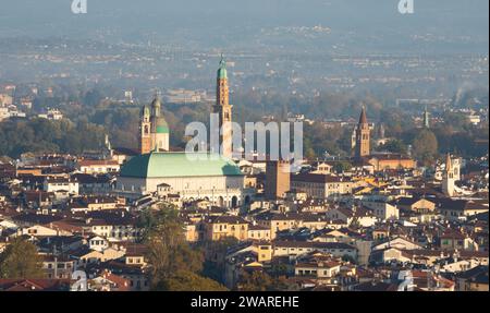 Panorama von Vicenza im Morgenlicht mit der Basilika Paladiana. Stockfoto