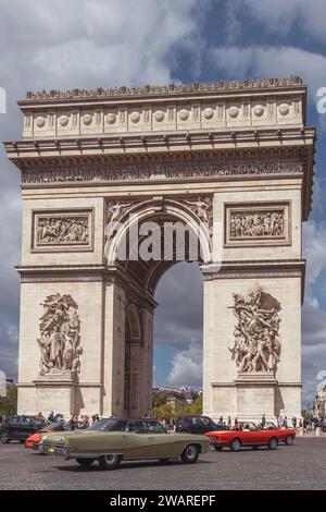 Paris. Frankreich, 2023.07.30: Historische Autos unter dem Triumphbogen, Paris Champs Elysees, Frankreich. Vertikal Stockfoto