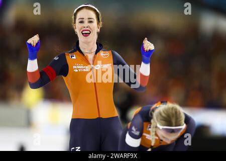 HEERENVEEN - Antoinette Rijpma-de Jong (NED) reagiert nach den 1500-Meter-Frauen gegen Marijke Groenewoud (NED) (lr) auf den Europameisterdistanzen. ANP VINCENT JANNINK Stockfoto