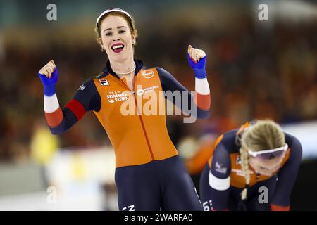 HEERENVEEN - Antoinette Rijpma-de Jong (NED) reagiert nach den 1500-Meter-Frauen gegen Marijke Groenewoud (NED) (lr) auf den Europameisterdistanzen. ANP VINCENT JANNINK Stockfoto