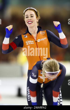 HEERENVEEN - Antoinette Rijpma-de Jong (NED) reagiert nach den 1500-Meter-Frauen gegen Marijke Groenewoud (NED) (lr) auf den Europameisterdistanzen. ANP VINCENT JANNINK Stockfoto