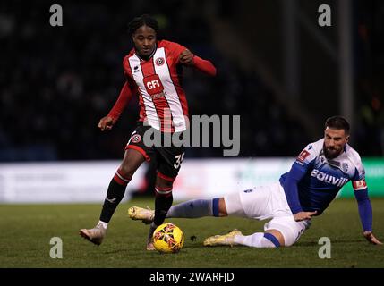 Andre Brooks von Sheffield United (links) und Gillinghams Max Ehmer kämpfen um den Ball während des Spiels der dritten Runde des Emirates FA Cup im Priestfield Stadium, Gillingham. Bilddatum: Samstag, 6. Januar 2024. Stockfoto