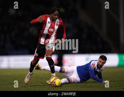 Andre Brooks von Sheffield United (links) und Gillinghams Max Ehmer kämpfen um den Ball während des Spiels der dritten Runde des Emirates FA Cup im Priestfield Stadium, Gillingham. Bilddatum: Samstag, 6. Januar 2024. Stockfoto