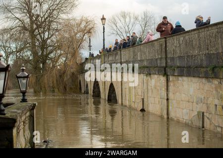 Wallingford, England, Samstag, 6. Januar 2024. Überschwemmung der Themse bei Wallingford. Die Menschen sehen den Fluss von der Wallingford Bridge aus. Quelle: Lu Parrott /Alamy Live News Stockfoto