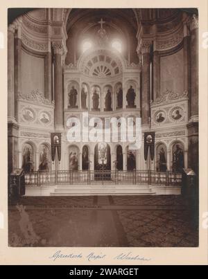 Altar der so genannten griechischen Kapelle in der Russisch-Orthodoxen Kirche auf dem Nerobberg, Wiesbaden, Deutschland, 1897 Foto falsch "griechische Kapelle" erwähnter Teil in der Russisch-Orthodoxen Kirche "der Heiligen Elisabeth in Wiesbaden", den Adolf von Nassau für seine junge, verstorbene Ehefrau Elisabeta Michailovna (Tochter des jüngeren Bruders des Zaren I. und Nicolaas I. van Russland) zwischen 1847 und 1855 errichten ließ. Wiesbadener Zeitung. Karton Albumendruck Wiesbaden Stockfoto