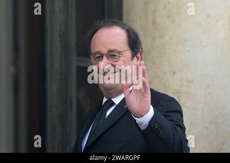 Francois Hollande, ehemaliger Präsident der Französischen Republik, kommt nach einer Zeremonie für den verstorbenen Präsidenten der Europäischen Kommission Jacques Delors am Freitag, den 5. Januar 2024 in Paris, Frankreich, im Elysee-Palast an. Jacques Delors, der Sohn eines Pariser Bankboten, der in seinem bedeutsamen Jahrzehnt als Chef der Europäischen Union zum Visionär und Erbauer eines geeinteren Europas wurde, ist letzte Woche in Paris gestorben und war 98 Jahre alt. (Foto: Lionel Urman/SIPA USA) Stockfoto