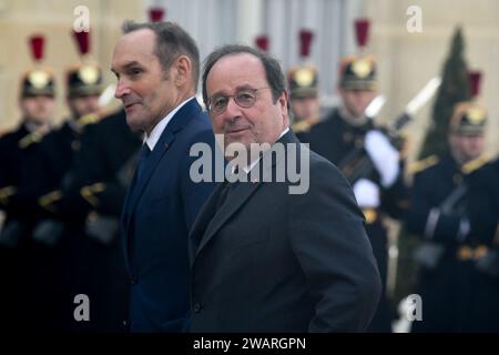 Francois Hollande, ehemaliger Präsident der Französischen Republik, kommt nach einer Zeremonie für den verstorbenen Präsidenten der Europäischen Kommission Jacques Delors am Freitag, den 5. Januar 2024 in Paris, Frankreich, im Elysee-Palast an. Jacques Delors, der Sohn eines Pariser Bankboten, der in seinem bedeutsamen Jahrzehnt als Chef der Europäischen Union zum Visionär und Erbauer eines geeinteren Europas wurde, ist letzte Woche in Paris gestorben und war 98 Jahre alt. (Foto: Lionel Urman/SIPA USA) Stockfoto