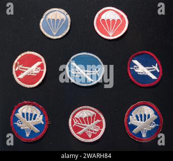 Set von Kleidungsstücken Patches Insignia Fluggleiter Fallschirmjäger Artillerie Stockfoto