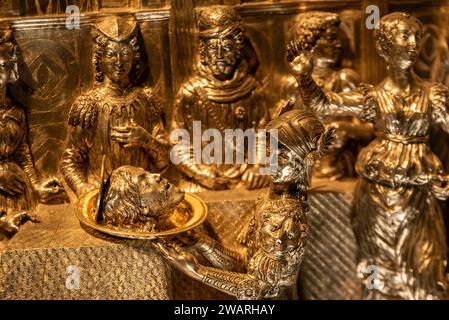 FLORENZ, ITALIEN - 18. SEPTEMBER 2023 - Szenen des Lebens des Heiligen Johannes auf dem berühmten Silberaltar von San Giovanni im Dom Museum von Florenz, Italien Stockfoto