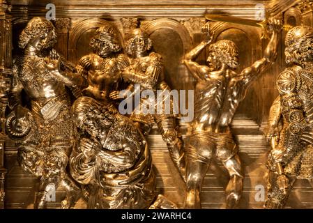 FLORENZ, ITALIEN - 18. SEPTEMBER 2023 - Szenen des Lebens des Heiligen Johannes auf dem berühmten Silberaltar von San Giovanni im Dom Museum von Florenz, Italien Stockfoto