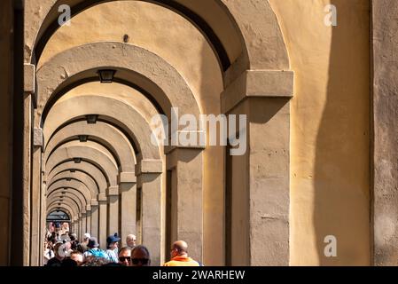 FLORENZ, ITALIEN - 21. SEPTEMBER 2023 - ein Bogengang in der Nähe der Ponte Vecchio in der Innenstadt von Florenz, Italien Stockfoto