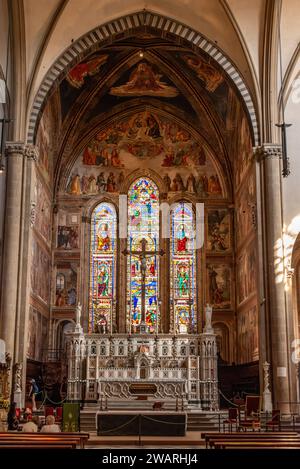 FLORENZ, ITALIEN - 21. SEPTEMBER 2023 - farbenfrohe Fresken im Presbyterium der Basilika Santa Maria Novella in Florenz, Italien Stockfoto