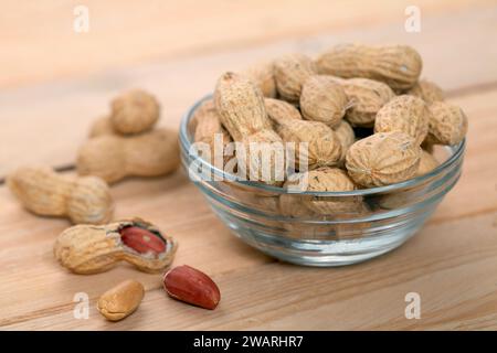 Schließen Sie die gerösteten Erdnüsse in einer Holzschale. Reich an Protein, Fett und Ballaststoffen Stockfoto