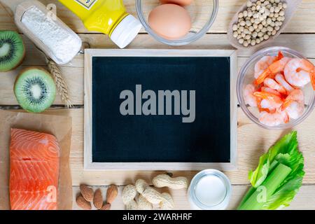 Zusammensetzung mit gängigen Lebensmittelallergenen wie Ei, Milch, Soja, Erdnüsse, Kiwi, Fisch, Meeresfrüchte, Weizenmehl, Senf, Sellerie mit Tafel für Kopys Stockfoto