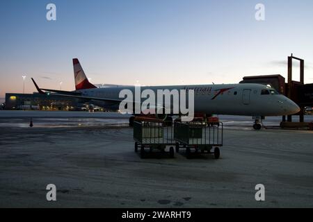 KOPENHAGEN, DÄNEMARK - 24. November 2018: Kurzstreckenflugzeuge am Gate des Flughafens Kopenhagen an einem kalten Wintermorgen ohne Schnee Stockfoto