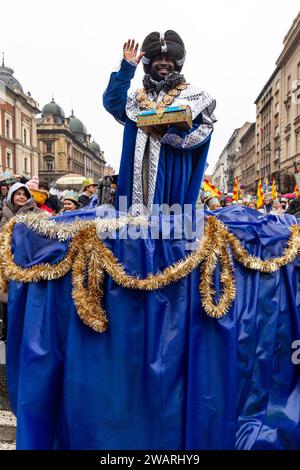 Ein Schauspieler, der einen der Weisen spielt, führt am 6. Januar 2024 das Krippenspiel in der Altstadt von Krakau, Polen, auf. Der 6. Januar ist der polnische Feiertag der drei Könige, an dem Massenfeiern stattfinden und das Krippenspiel von den Schauspielern zusammen mit den Mitgliedern des Publikums aufgeführt wird. Die Feierlichkeiten haben den Charakter eines Familienfestes. Über 800 Städte spielten dieses Jahr in Polen. Hunderte von Menschen besuchten das Festival trotz kaltem Regenwetter. Stockfoto