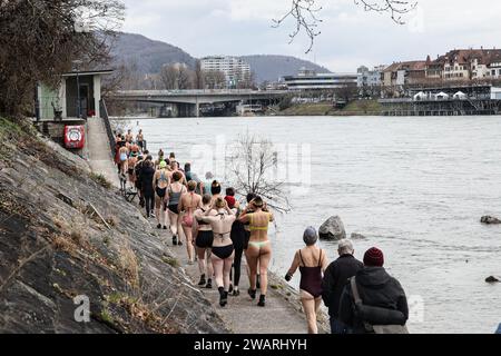 © PHOTOPQR/L'ALSACE/Samuel Coulon ; Bâle ; 06/01/2024 ; Plus de soixante nageurs Participent à la nage de l'Epiphanie dont c'EST la 7ème édition . ILS se sont élancés dans une eau à 7,3 degrés sur quelques centaines de mètres dans Petit-Bâle. A Bâle (CH) le 06.01.2024 – mehr als 60 Schwimmer nehmen an der 7. Auflage der Epiphany Swim Teil. Sie sind in Petit-Basel 6. Januar 2024 bei 7,3 Grad für ein paar hundert Meter ins Wasser gefahren Stockfoto