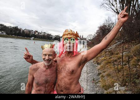 © PHOTOPQR/L'ALSACE/Samuel Coulon ; Bâle ; 06/01/2024 ; Plus de soixante nageurs Participent à la nage de l'Epiphanie dont c'EST la 7ème édition . ILS se sont élancés dans une eau à 7,3 degrés sur quelques centaines de mètres dans Petit-Bâle. Tario Bauer ( de Bâle à droite), il a créé un groupe qui s'appelle Rhyextase Basel qui organisiere la nage de l'Epiphanie ou Dreikönigsschwimmen A Bâle (CH) le 06.01.2024 – mehr als sechzig Schwimmer nehmen an der „Epiphany Swim“ Teil, der 7. Auflage. Sie sind in Petit-Basel am 6. Januar 202 bei 7,3 Grad für ein paar hundert Meter ins Wasser gefahren Stockfoto