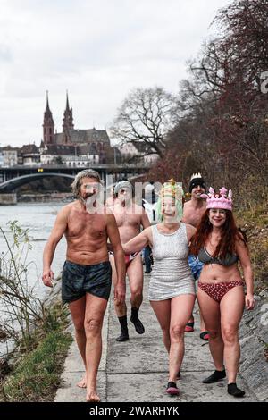 © PHOTOPQR/L'ALSACE/Samuel Coulon ; Bâle ; 06/01/2024 ; Plus de soixante nageurs Participent à la nage de l'Epiphanie dont c'EST la 7ème édition . ILS se sont élancés dans une eau à 7,3 degrés sur quelques centaines de mètres dans Petit-Bâle. A Bâle (CH) le 06.01.2024 – mehr als 60 Schwimmer nehmen an der 7. Auflage der Epiphany Swim Teil. Sie sind in Petit-Basel 6. Januar 2024 bei 7,3 Grad für ein paar hundert Meter ins Wasser gefahren Stockfoto