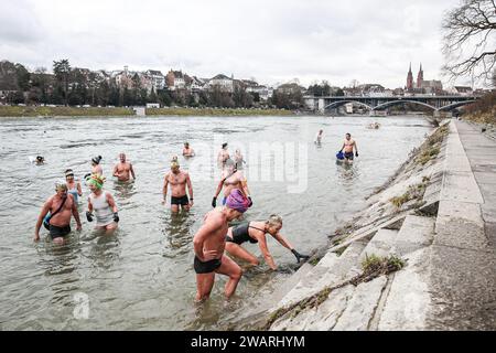 © PHOTOPQR/L'ALSACE/Samuel Coulon ; Bâle ; 06/01/2024 ; Plus de soixante nageurs Participent à la nage de l'Epiphanie dont c'EST la 7ème édition . ILS se sont élancés dans une eau à 7,3 degrés sur quelques centaines de mètres dans Petit-Bâle. A Bâle (CH) le 06.01.2024 – mehr als 60 Schwimmer nehmen an der 7. Auflage der Epiphany Swim Teil. Sie sind in Petit-Basel 6. Januar 2024 bei 7,3 Grad für ein paar hundert Meter ins Wasser gefahren Stockfoto