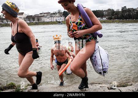 © PHOTOPQR/L'ALSACE/Samuel Coulon ; Bâle ; 06/01/2024 ; Plus de soixante nageurs Participent à la nage de l'Epiphanie dont c'EST la 7ème édition . ILS se sont élancés dans une eau à 7,3 degrés sur quelques centaines de mètres dans Petit-Bâle. A Bâle (CH) le 06.01.2024 – mehr als 60 Schwimmer nehmen an der 7. Auflage der Epiphany Swim Teil. Sie sind in Petit-Basel 6. Januar 2024 bei 7,3 Grad für ein paar hundert Meter ins Wasser gefahren Stockfoto