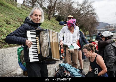 © PHOTOPQR/L'ALSACE/Samuel Coulon ; Bâle ; 06/01/2024 ; Plus de soixante nageurs Participent à la nage de l'Epiphanie dont c'EST la 7ème édition . ILS se sont élancés dans une eau à 7,3 degrés sur quelques centaines de mètres dans Petit-Bâle. A Bâle (CH) le 06.01.2024 – mehr als 60 Schwimmer nehmen an der 7. Auflage der Epiphany Swim Teil. Sie sind in Petit-Basel 6. Januar 2024 bei 7,3 Grad für ein paar hundert Meter ins Wasser gefahren Stockfoto