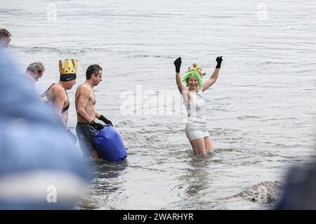 © PHOTOPQR/L'ALSACE/Samuel Coulon ; Bâle ; 06/01/2024 ; Plus de soixante nageurs Participent à la nage de l'Epiphanie dont c'EST la 7ème édition . ILS se sont élancés dans une eau à 7,3 degrés sur quelques centaines de mètres dans Petit-Bâle. A Bâle (CH) le 06.01.2024 – mehr als 60 Schwimmer nehmen an der 7. Auflage der Epiphany Swim Teil. Sie sind in Petit-Basel 6. Januar 2024 bei 7,3 Grad für ein paar hundert Meter ins Wasser gefahren Stockfoto