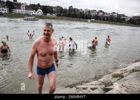 © PHOTOPQR/L'ALSACE/Samuel Coulon ; Bâle ; 06/01/2024 ; Plus de soixante nageurs Participent à la nage de l'Epiphanie dont c'EST la 7ème édition . ILS se sont élancés dans une eau à 7,3 degrés sur quelques centaines de mètres dans Petit-Bâle. A Bâle (CH) le 06.01.2024 – mehr als 60 Schwimmer nehmen an der 7. Auflage der Epiphany Swim Teil. Sie sind in Petit-Basel 6. Januar 2024 bei 7,3 Grad für ein paar hundert Meter ins Wasser gefahren Stockfoto