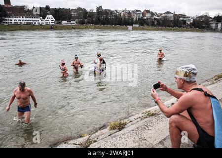 © PHOTOPQR/L'ALSACE/Samuel Coulon ; Bâle ; 06/01/2024 ; Plus de soixante nageurs Participent à la nage de l'Epiphanie dont c'EST la 7ème édition . ILS se sont élancés dans une eau à 7,3 degrés sur quelques centaines de mètres dans Petit-Bâle. A Bâle (CH) le 06.01.2024 – mehr als 60 Schwimmer nehmen an der 7. Auflage der Epiphany Swim Teil. Sie sind in Petit-Basel 6. Januar 2024 bei 7,3 Grad für ein paar hundert Meter ins Wasser gefahren Stockfoto