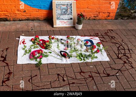 Protest in der High Street von Southend gegen das Verbot der Regierung für XL-Bullhunde mit einer „Gedenkstätte“ aus Hundehalsband, roten Rosen und gefälschtem Blut Stockfoto