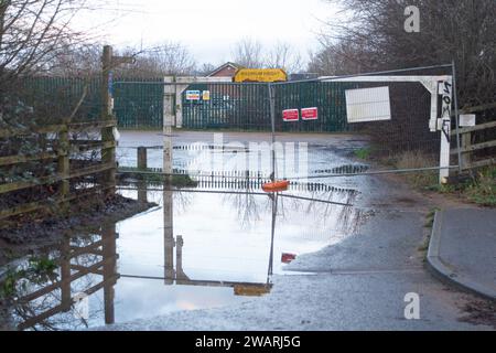 Dorney REACH, Großbritannien. Januar 2024. Der Jubilee River Flood Linviation Channel ist derzeit am Wehr in Dorney REACH in Betrieb. Der Jubilee River ist ein beliebter Ort für wilde Schwimmer, aber heute war die Strömung sehr stark im Wasser und es wurden Hinweise am Fluss angebracht. Der Parkplatz am Wehr wurde von der Umweltbehörde vorübergehend geschlossen. Der Jubliee River nimmt überschüssiges Hochwasser aus der Themse, was dazu beiträgt, Überschwemmungen in Maidenhead, Eton und Windsor in Berkshire zu stoppen. Quelle: Maureen McLean/Alamy Live News Stockfoto