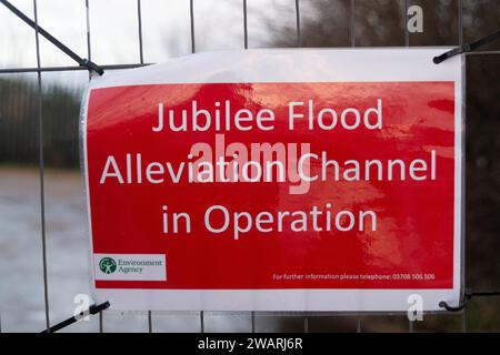 Dorney REACH, Großbritannien. Januar 2024. Der Jubilee River Flood Linviation Channel ist derzeit am Wehr in Dorney REACH in Betrieb. Der Jubilee River ist ein beliebter Ort für wilde Schwimmer, aber heute war die Strömung sehr stark im Wasser und es wurden Hinweise am Fluss angebracht. Der Parkplatz am Wehr wurde von der Umweltbehörde vorübergehend geschlossen. Der Jubliee River nimmt überschüssiges Hochwasser aus der Themse, was dazu beiträgt, Überschwemmungen in Maidenhead, Eton und Windsor in Berkshire zu stoppen. Quelle: Maureen McLean/Alamy Live News Stockfoto