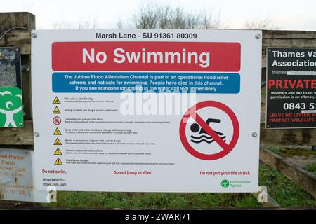 Dorney REACH, Großbritannien. Januar 2024. Der Jubilee River Flood Linviation Channel ist derzeit am Wehr in Dorney REACH in Betrieb. Der Jubilee River ist ein beliebter Ort für wilde Schwimmer, aber heute war die Strömung sehr stark im Wasser und es wurden Hinweise am Fluss angebracht. Der Parkplatz am Wehr wurde von der Umweltbehörde vorübergehend geschlossen. Der Jubliee River nimmt überschüssiges Hochwasser aus der Themse, was dazu beiträgt, Überschwemmungen in Maidenhead, Eton und Windsor in Berkshire zu stoppen. Quelle: Maureen McLean/Alamy Live News Stockfoto