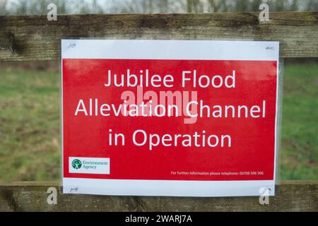 Dorney REACH, Großbritannien. Januar 2024. Der Jubilee River Flood Linviation Channel ist derzeit am Wehr in Dorney REACH in Betrieb. Der Jubilee River ist ein beliebter Ort für wilde Schwimmer, aber heute war die Strömung sehr stark im Wasser und es wurden Hinweise am Fluss angebracht. Der Parkplatz am Wehr wurde von der Umweltbehörde vorübergehend geschlossen. Der Jubliee River nimmt überschüssiges Hochwasser aus der Themse, was dazu beiträgt, Überschwemmungen in Maidenhead, Eton und Windsor in Berkshire zu stoppen. Quelle: Maureen McLean/Alamy Live News Stockfoto