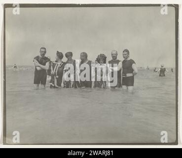 Gruppenporträt von Menschen im Meer (Nordseeküste), den Niederlanden oder Deutschland, ca. 1900 Foto Niederlande fotografische Unterstützung. Papier Gelatine Silberdruck Strand (als Erholungsort) Niederlande. Deutschland Stockfoto