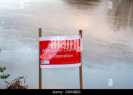 Dorney REACH, Großbritannien. Januar 2024. Der Jubilee River Flood Linviation Channel ist derzeit am Wehr in Dorney REACH in Betrieb. Der Jubilee River ist ein beliebter Ort für wilde Schwimmer, aber heute war die Strömung sehr stark im Wasser und es wurden Hinweise am Fluss angebracht. Der Parkplatz am Wehr wurde von der Umweltbehörde vorübergehend geschlossen. Der Jubliee River nimmt überschüssiges Hochwasser aus der Themse, was dazu beiträgt, Überschwemmungen in Maidenhead, Eton und Windsor in Berkshire zu stoppen. Quelle: Maureen McLean/Alamy Live News Stockfoto