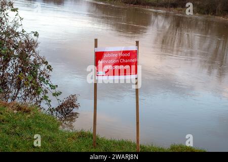 Dorney REACH, Großbritannien. Januar 2024. Der Jubilee River Flood Linviation Channel ist derzeit am Wehr in Dorney REACH in Betrieb. Der Jubilee River ist ein beliebter Ort für wilde Schwimmer, aber heute war die Strömung sehr stark im Wasser und es wurden Hinweise am Fluss angebracht. Der Parkplatz am Wehr wurde von der Umweltbehörde vorübergehend geschlossen. Der Jubliee River nimmt überschüssiges Hochwasser aus der Themse, was dazu beiträgt, Überschwemmungen in Maidenhead, Eton und Windsor in Berkshire zu stoppen. Quelle: Maureen McLean/Alamy Live News Stockfoto