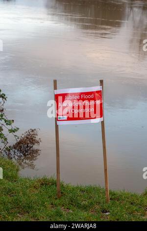 Dorney REACH, Großbritannien. Januar 2024. Der Jubilee River Flood Linviation Channel ist derzeit am Wehr in Dorney REACH in Betrieb. Der Jubilee River ist ein beliebter Ort für wilde Schwimmer, aber heute war die Strömung sehr stark im Wasser und es wurden Hinweise am Fluss angebracht. Der Parkplatz am Wehr wurde von der Umweltbehörde vorübergehend geschlossen. Der Jubliee River nimmt überschüssiges Hochwasser aus der Themse, was dazu beiträgt, Überschwemmungen in Maidenhead, Eton und Windsor in Berkshire zu stoppen. Quelle: Maureen McLean/Alamy Live News Stockfoto