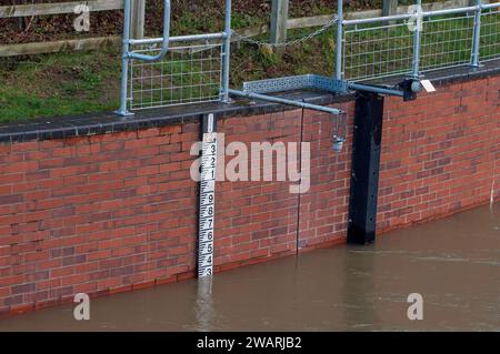 Dorney REACH, Großbritannien. Januar 2024. Der Jubilee River Flood Linviation Channel ist derzeit am Wehr in Dorney REACH in Betrieb. Der Jubilee River ist ein beliebter Ort für wilde Schwimmer, aber heute war die Strömung sehr stark im Wasser und es wurden Hinweise am Fluss angebracht. Der Parkplatz am Wehr wurde von der Umweltbehörde vorübergehend geschlossen. Der Jubliee River nimmt überschüssiges Hochwasser aus der Themse, was dazu beiträgt, Überschwemmungen in Maidenhead, Eton und Windsor in Berkshire zu stoppen. Quelle: Maureen McLean/Alamy Live News Stockfoto