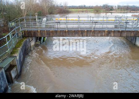 Dorney REACH, Großbritannien. Januar 2024. Der Jubilee River Flood Linviation Channel ist derzeit am Wehr in Dorney REACH in Betrieb. Der Jubilee River ist ein beliebter Ort für wilde Schwimmer, aber heute war die Strömung sehr stark im Wasser und es wurden Hinweise am Fluss angebracht. Der Parkplatz am Wehr wurde von der Umweltbehörde vorübergehend geschlossen. Der Jubliee River nimmt überschüssiges Hochwasser aus der Themse, was dazu beiträgt, Überschwemmungen in Maidenhead, Eton und Windsor in Berkshire zu stoppen. Quelle: Maureen McLean/Alamy Live News Stockfoto