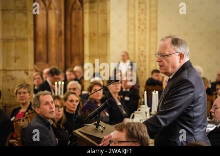 Rund 140 Gaeste aus Politik, Religion und Gesellschaft kommen am 06.01.2024 im evangelischen Kloster Loccum bei Nienburg zum traditionellen Epiphanias-Empfang der hannoverschen Landeskirche zusammen. Redner sind Niedersachsens Ministerpraesident Stephan weil SPD im Foto bei seiner Ansprache und Landesbischof Ralf Meister, der auch Abt des Klosters ist. Der Empfang in dem mehr als 850 Jahre alten Zisterzienserkloster gilt traditionell als Auftakt des politischen Jahres in Niedersachsen. Die Gaeste sitzen dicht gedraengt im Refektorium, dem ehemaligen Speisesaal der Moenche mit hohen gotischen G Stockfoto